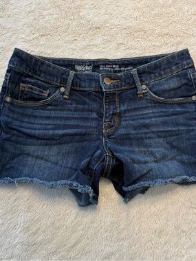 Mossimo Shorts Women's Size 2/26 Mid Rise Midi Raw Hem Denim